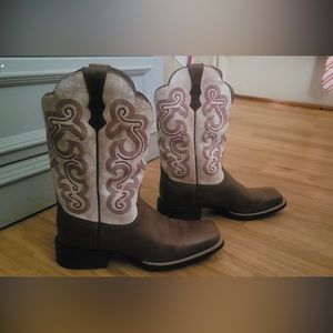 Women’s Ariat cowboy boots!